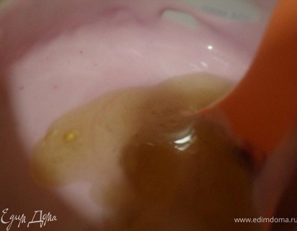 Для крема смешать сметану с сахаром и красителем, добавить 1 ч.л.желатиновой массы.Перемешать.