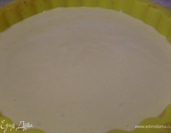 Форму для выпечки (d=20-22 cм.) смазать маслом.Выложить в нее 1/2 часть теста.Выпечь при 200*С около 10-15 минут.(Духовку ни в коем случае не открывать!).Таким же образом выпечь и 2 часть теста.