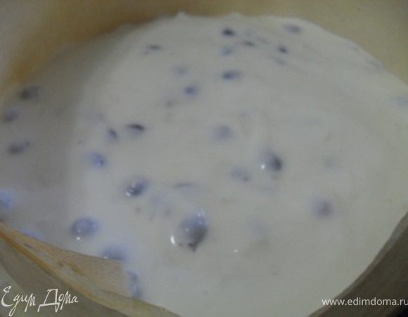 Если у вас есть разъемная форма подходящего диаметра, воспользуйтесь ею.Но, у меня разъемная форма большего диаметра, что же делать, встал вопрос передо мною!?Так вот, что мы делаем.Из пергамента вырезаем полосу, длиной больше диаметра торта на 2-3 см. и шириной около 10 см.Так вот, корж положить на тарелку, под него аккуратно "засунуть" край полоски, концы полоски закрепить скрепкой.Вылить суфле на корж.Поставить в холодильник на 1 час.