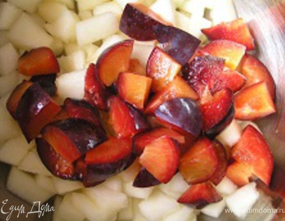 Сливы разрезать пополам, удалить косточки, нарезать на кусочки, добавить к дыне.