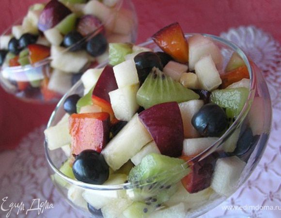 Разложить по креманкам, полить мятным сиропом. Подавать охлажденным.