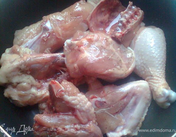 курицу порезали посолили поперчили и выкладываем на дно кастрюли