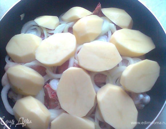 добавляем очищенные картошки,порезав их кружочками и также порезав лук