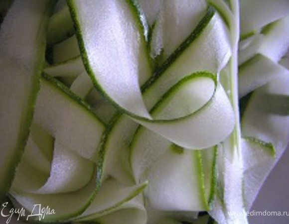 Цукини нарезать ленточками с помощью овощечистки. Посолить.