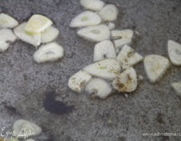 На оливковом масле слегка обжарить чеснок (важно, чтобы не пригорел, а то станет горьким), добавить черный перец,