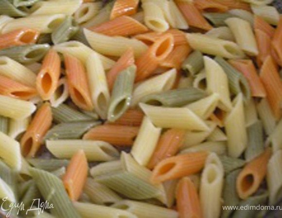 затем выложить пасту и влить немного воды, в которой она варилась.