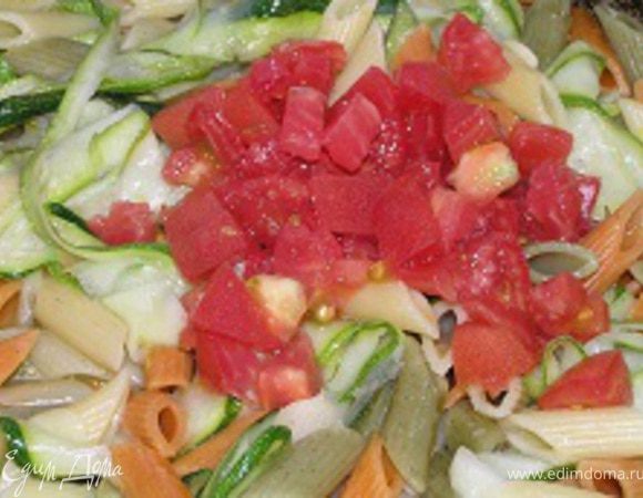 затем нарезанный помидор, перемешать, прогреть 3-4 минуты.