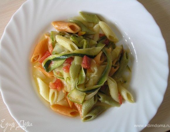 Разложить по тарелкам, по желанию посыпать тертым сыром.