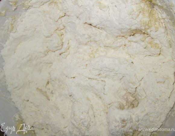 Муку смешать с разлыхлителем, содой и солью. Добавить в творожную массу. Вымесить тесто.