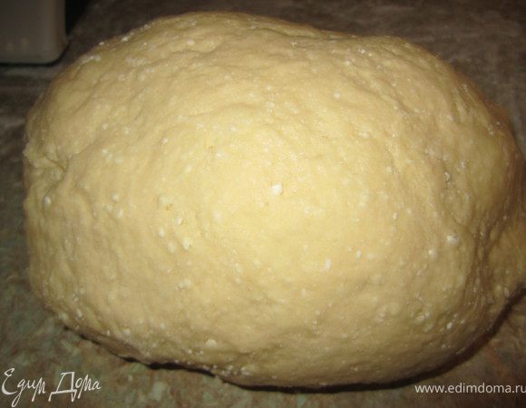 Тесто должно не липнуть к рукам, но должно быть мягким.