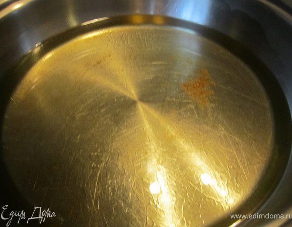 Разогреть растительное масло, в кастрюле с толстым дном.