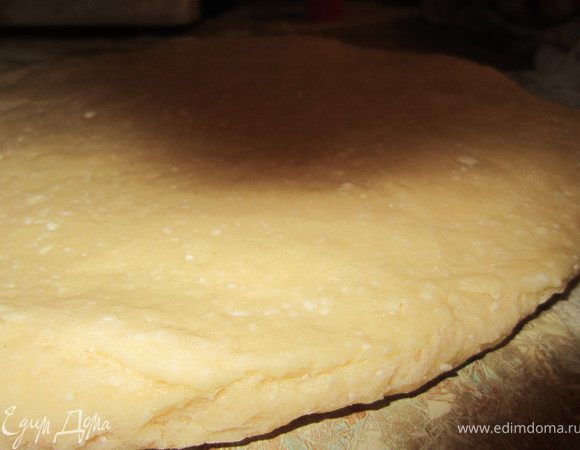 Тесто поделить на части и раскатать толщиной 1-2 см.