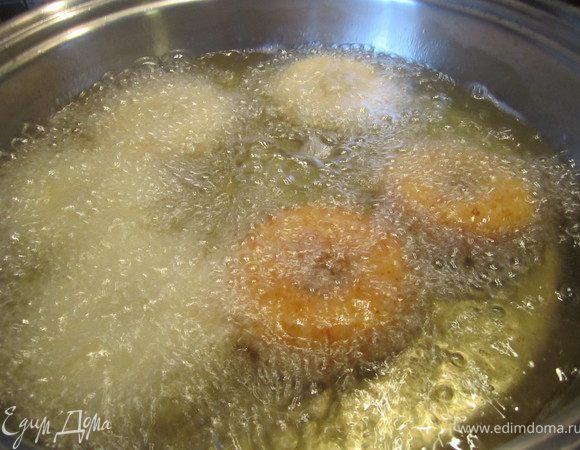 Жарить в растительном масле, до золотистого цвета.