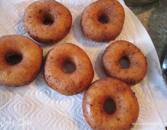 Выложить на тарелку с бумажной салфеткой.