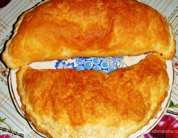 Раскатать пласт теста и вырезать из него круг диаметром 30 см.
Половину круга смазать соусом, выложить обжаренную начинку. Сверху выложить сыр.
Завернуть слойку полумесяцем, защипнуть тщательно края.