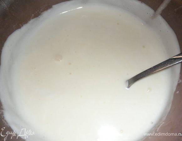 Отделяем белки от желтка.Желтки очень хорошо растираем с сахаром(половиной) до побеления и увеличения в объеме.