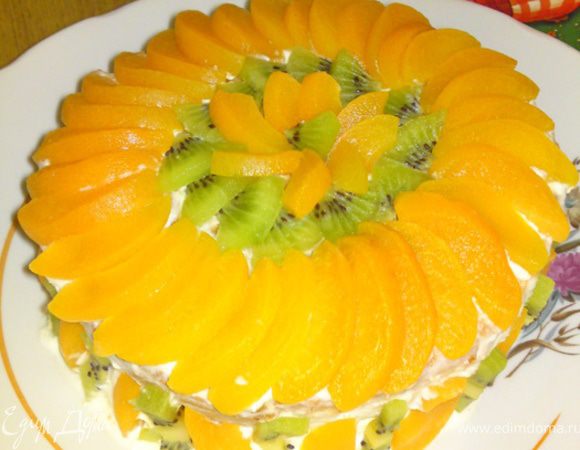 Тесто выливаем в форму и выпекаем до готовности.

Корж разрезаем на 2 части.

Можно пропитать коньяком с сахарным сиропом или просто сиропом из абрикосов.



Далее выкладываем: корж-клубника -пудинг-клубника - корж.Верх и бока также обмазывается кремом.По верху кусочки абрикоса и киви.С боков тоже.И ставим в холодильник пропитаться.Я еще хотела залить желе, но не успела...Если будете делать такой тортик "на вынос" то лучше по верху залить желе.

Приятного аппетита!