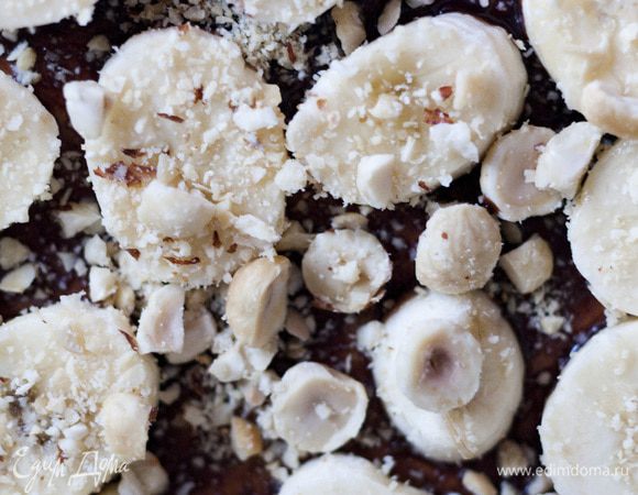 Улитка. Вторую часть теста раскатать так же, как первую, и густо намазать шоколадной массой. Сверху выложить нарезанные кружками бананы, посыпать фундуком (немного орехов оставить). Свернуть в колбаску и закрутить в улитку.