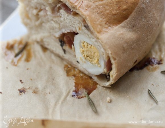 Выложить пироги на противень на некотором расстоянии друг от друга, смазать сверху желтком. Посыпать кольцо листьями розмарина, а улитку — оставшимся фундуком.