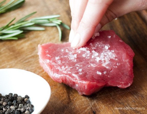 Бифштексы натереть солью, положить в целлофановый пакет, добавить перец, листья розмарина, плотно закрыть пакет и отбить мясо.