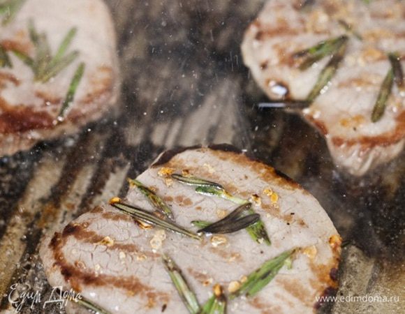 Разогреть сковороду-гриль и жарить бифштексы по 5–6 минут с каждой стороны, затем сбрызнуть оливковым маслом и лимонным соком.