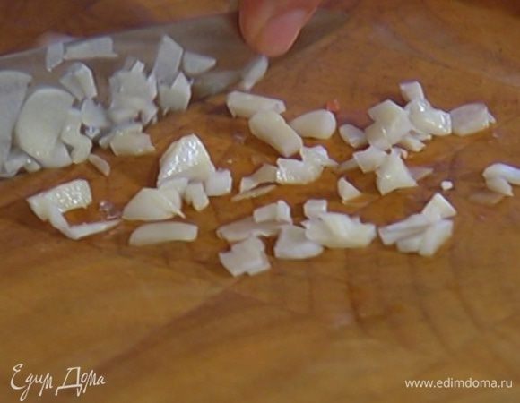 Чеснок почистить и мелко порубить.