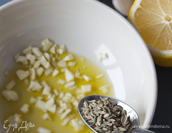 Приготовить маринад: перемешать оливковое масло, соль, молотый перец, тмин, лимонный сок и чеснок.