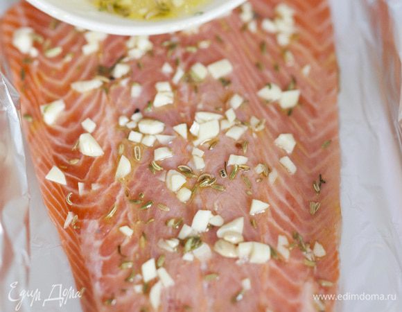 Филе семги опустить в маринад так, чтобы оно было покрыто со всех сторон.