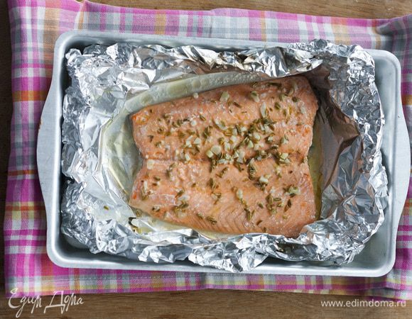 Из фольги сделать карман, положить в него рыбу, полить оставшимся маринадом.