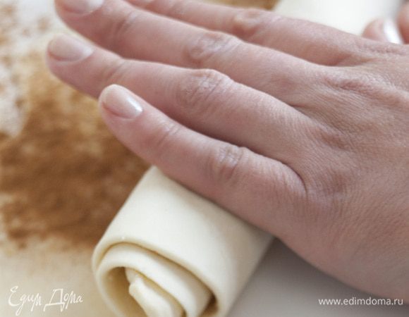 Свернуть тесто в рулет и нарезать его на ломтики длиной 5 см.