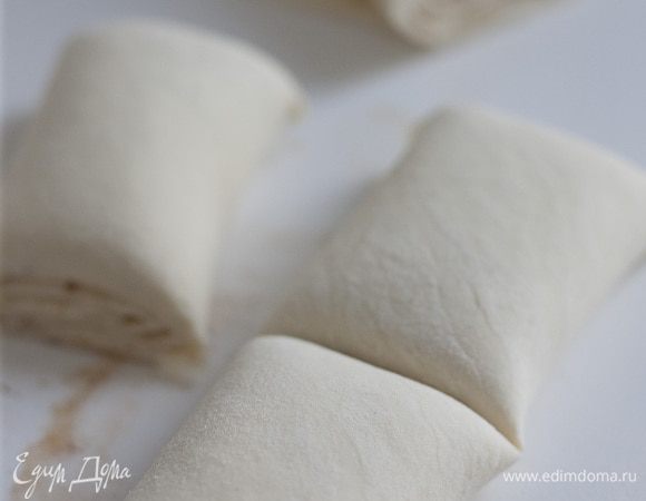 Раскатать ломтики так, чтобы получились кружки.