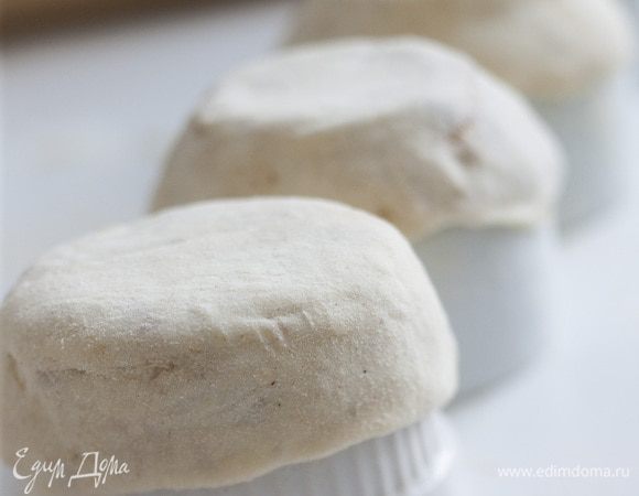 Внешнюю сторону стеклянных стаканов смазать маслом и присыпать мукой. Надеть кружки из теста на стаканы, слегка прижав, и выпекать в разогретой духовке 20−25 минут.