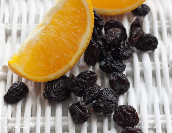 Замочить изюм в коньяке на 20 минут.