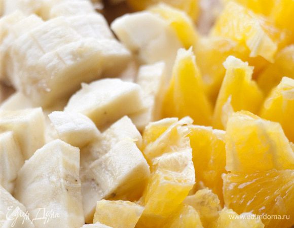 Апельсины и бананы почистить и нарезать небольшими кусочками.