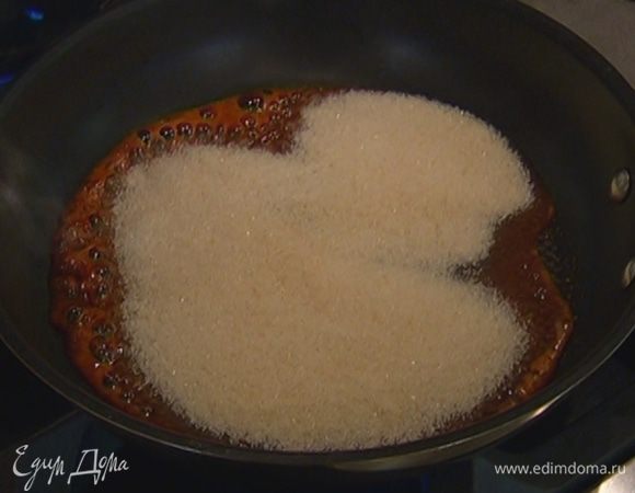 В небольшой сковороде растопить оставшийся сахар, добавить апельсины и бананы, закарамелизировать их.