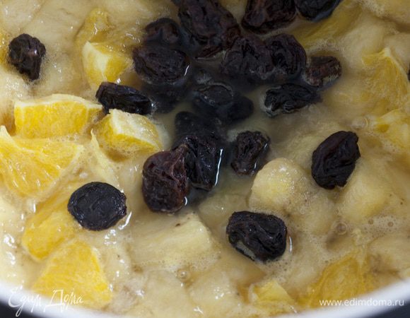 Всыпать изюм, все перемешать и начинить корзиночки.
