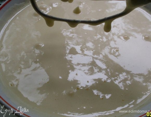 Разогреваем духовку до 180град. Размягчяем масло удобным для вас способом.
Взбиваем яйца с сахаром добела, добавляем масло и продолжаем взбивать на более низкой скорости. Добавляем сметану и, немного взбив, добавляем муку, перемешанную с содой.
