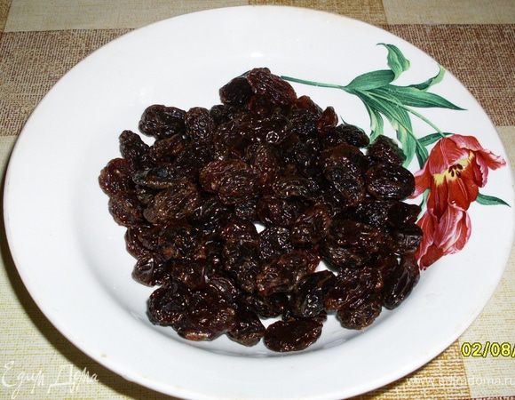 Тесто делим на три равные части и добавляем в первую часть- изюм...

