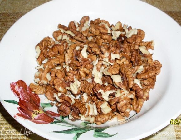 ...во вторую-измельченные в муку орехи...