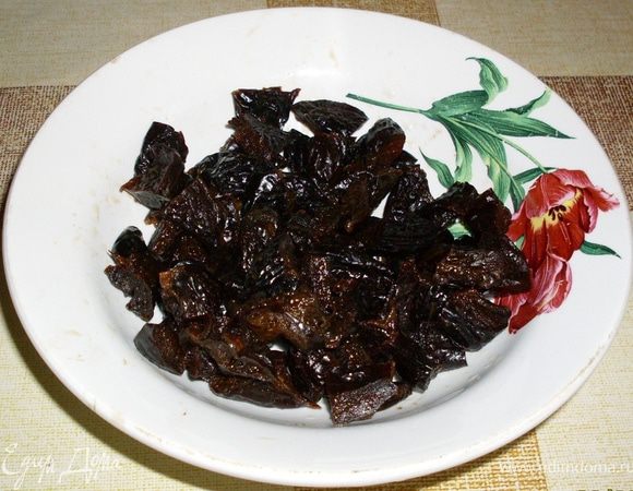 ...в третью-чернослив, порезанный на четвертинки.
У меня изюм и чернослив очень мягкие, поэтому я их не замачивала.