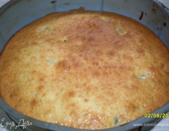 Заливаем тесто в силиконовую форму и выпекаем каждый корж отдельно не более 15 мин. Подглядываем, как подрумянится-вынимаем.
Коржу с добавкой - орехи- дайте полностью остыть, а то поломаете при выемке- он очень нежный.

