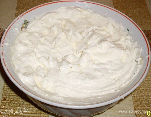 Сливки охлаждаем и быстро взбиваем венчиком или миксером в очень крепкую пену. Во время взбивания подсыпаем сахар.пудру
