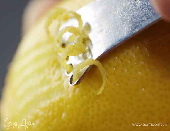 Цедру лимона натереть на мелкой терке, из половинки лимона отжать сок.