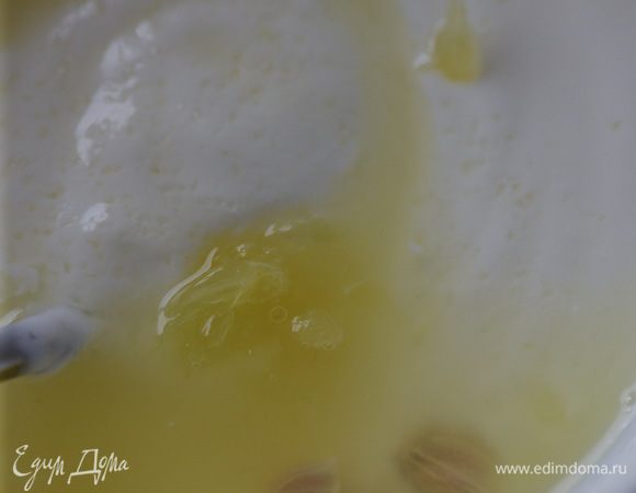 Приготовить соус, перемешав сметану, лимонный сок и соль.