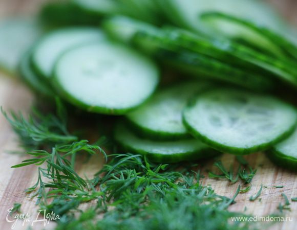 Огурец нарезать тонкими кружками.