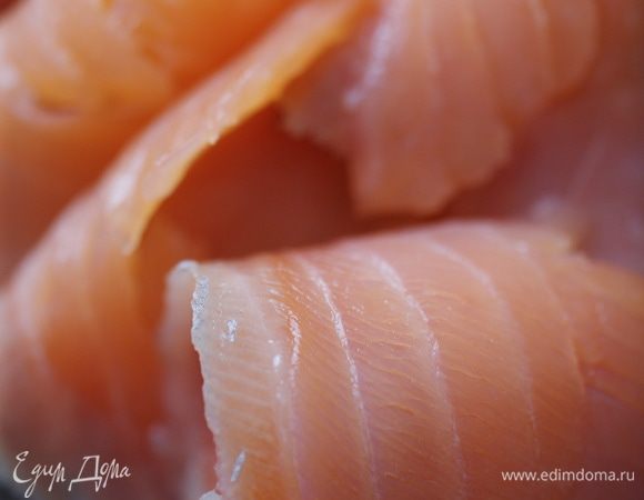 Семгу порезать, кусочки разложить на тарелке, сверху выложить огурец.