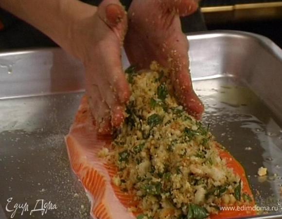 Смазать противень оливковым маслом. Поместить один кусок филе на противень, слегка посолить, выложить на рыбу начинку, накрыть вторым куском форели, а сверху разложить бекон.