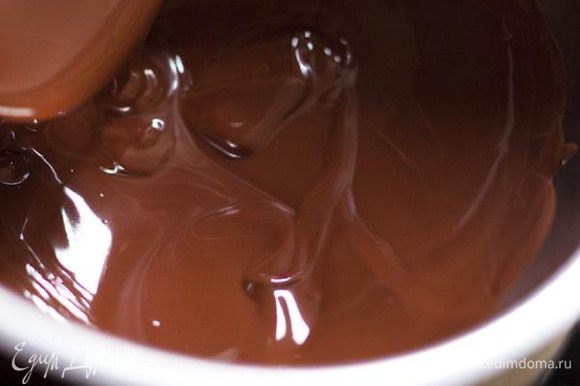 Растопить на водяной бане 125 г шоколада, влить кофе и перемешать.