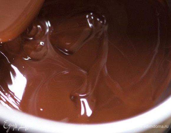 Растопить на водяной бане 125 г шоколада, влить кофе и перемешать.