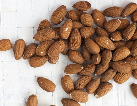 Миндаль измельчить в блендере.